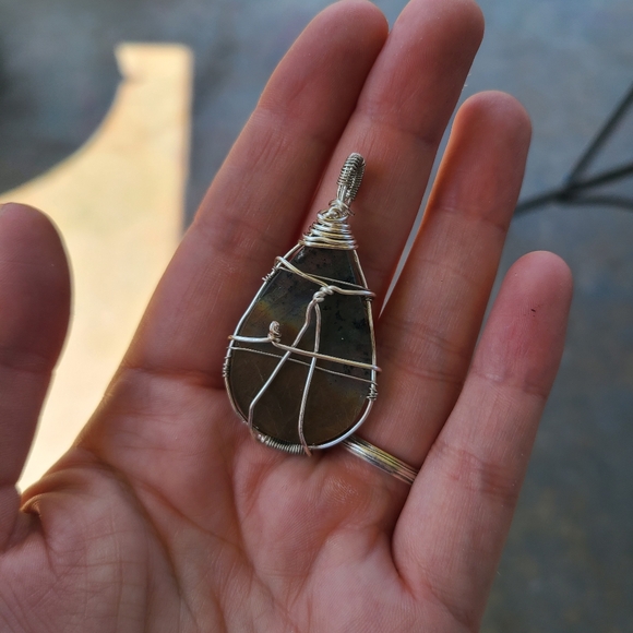 Hand wrapped wire labradorite pendant - Picture 4 of 4